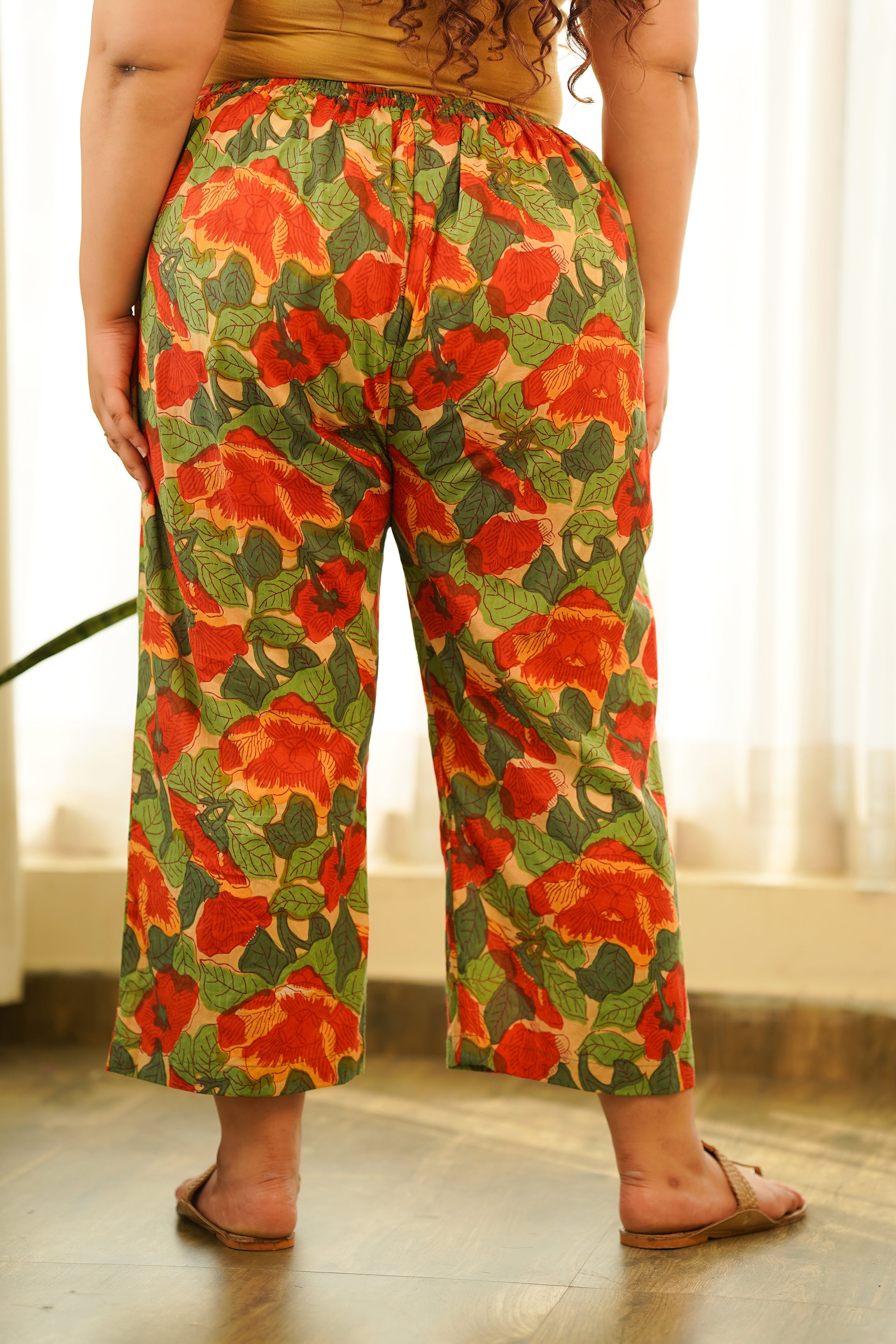 TROPICAL PRINT  MID-RISE RELAXED FIT PANTS